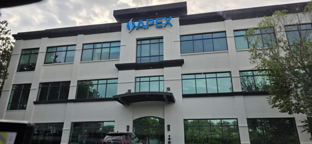 Front of the building at 454 Satellite Boulevard in Suwanee, Georgia, where Apex Surgery Center is located